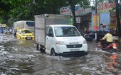 Phú Quốc mưa tầm tã ngập nửa bánh xe, hàng vạn du khách đổi lịch tham quan Phú Quốc mưa tầm tã ngập nửa bánh xe, hàng vạn du khách đổi lịch tham quan