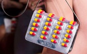 Chiếc túi xách 25 triệu nhìn như vỉ thuốc con nhộng Chiếc túi xách 25 triệu nhìn như vỉ thuốc con nhộng