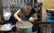 Hàng xôi nức tiếng phố cổ: Bán 3 tiếng ban đêm, ăn phải xếp hàng chờ Hàng xôi nức tiếng phố cổ: Bán 3 tiếng ban đêm, ăn phải xếp hàng chờ