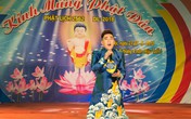 Quang Hà quỳ gối giữa sân khấu khi hát về mẹ Quang Hà quỳ gối giữa sân khấu khi hát về mẹ