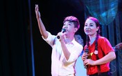 Long Nhật đạt Huy chương bạc từ vở diễn "Dưới ánh đèn" tại Liên hoan sân khấu toàn quốc Long Nhật đạt Huy chương bạc từ vở diễn "Dưới ánh đèn" tại Liên hoan sân khấu toàn quốc
