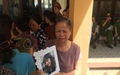 Gia đình nạn nhân sự cố chạy thận làm 8 người chết ôm di ảnh con gái, bức xúc vì nguyên giám đốc BVĐK Hoà Bình vắng mặt Gia đình nạn nhân sự cố chạy thận làm 8 người chết ôm di ảnh con gái, bức xúc vì nguyên giám đốc BVĐK Hoà Bình vắng mặt