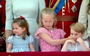 Em họ trêu chọc bịt miệng Hoàng tử George khi đang hát quốc ca Em họ trêu chọc bịt miệng Hoàng tử George khi đang hát quốc ca