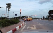Hà Nội: Dựng tóc gáy với hàng loạt xe buýt vượt đèn đỏ Hà Nội: Dựng tóc gáy với hàng loạt xe buýt vượt đèn đỏ