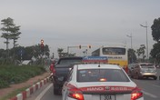 Tiếp bài “Dựng tóc gáy với hàng loạt xe buýt vượt đèn đỏ”: Phạt tiền, tước bằng lái của tài xế vi phạm Tiếp bài “Dựng tóc gáy với hàng loạt xe buýt vượt đèn đỏ”: Phạt tiền, tước bằng lái của tài xế vi phạm