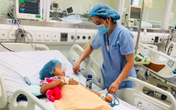 Hai chị em sinh đôi rủ nhau bắt thịt cóc về nấu ăn, một bé tử vong, một rất nguy kịch Hai chị em sinh đôi rủ nhau bắt thịt cóc về nấu ăn, một bé tử vong, một rất nguy kịch