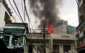 Cháy nhà áp chợ, người dân chạy tán loạn Cháy nhà áp chợ, người dân chạy tán loạn