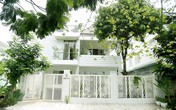 Biệt thự trắng tinh rợp sắc xanh hoa quả từ mặt đất lên ban công của Quyền Linh Biệt thự trắng tinh rợp sắc xanh hoa quả từ mặt đất lên ban công của Quyền Linh