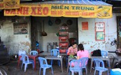 Người Sài Gòn vừa 'đập muỗi' vừa ăn bánh xèo 7.000 đồng giúp chủ đổi đời Người Sài Gòn vừa 'đập muỗi' vừa ăn bánh xèo 7.000 đồng giúp chủ đổi đời
