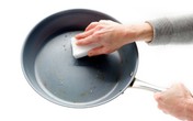 Lý do tuyệt đối không rửa chảo chống dính ngay sau khi nấu
