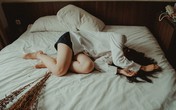 Nhìn bức ảnh tưởng bình thường của chồng cùng đồng nghiệp, vợ trẻ bàng hoàng nhận ra sự thật phía sau Nhìn bức ảnh tưởng bình thường của chồng cùng đồng nghiệp, vợ trẻ bàng hoàng nhận ra sự thật phía sau
