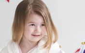 Bé gái 3 tuổi đổi đời nhờ ngoại hình giống Công chúa Charlotte Bé gái 3 tuổi đổi đời nhờ ngoại hình giống Công chúa Charlotte
