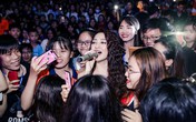 Bảo Anh được sinh viên Đồng Nai vây kín xin chụp ảnh Bảo Anh được sinh viên Đồng Nai vây kín xin chụp ảnh