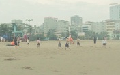 Bất chấp lệnh cấm, hàng trăm du khách tại Sầm Sơn vẫn tắm biển Bất chấp lệnh cấm, hàng trăm du khách tại Sầm Sơn vẫn tắm biển