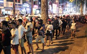 Cơn sốt đồ uống lạ: Xếp hàng dài kín phố, chờ cuồng chân cả tiếng Cơn sốt đồ uống lạ: Xếp hàng dài kín phố, chờ cuồng chân cả tiếng