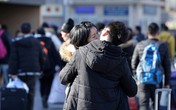 Nụ hôn trước tạm biệt để về quê ăn Tết trong 3 tỷ chuyến đi trong 40 ngày "Xuân vận" Nụ hôn trước tạm biệt để về quê ăn Tết trong 3 tỷ chuyến đi trong 40 ngày "Xuân vận"