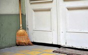 Tết này nếu bạn còn đặt chổi quét nhà ở vị trí này thì đừng mong tài lộc đến Tết này nếu bạn còn đặt chổi quét nhà ở vị trí này thì đừng mong tài lộc đến