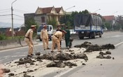 Hình ảnh CSGT Hà Tĩnh dọn dẹp đất bùn rơi vãi ra quốc lộ gây thiện cảm