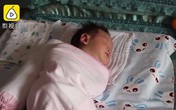 Mẹ sững người nghe âm thành phát ra từ miệng con trai 23 ngày tuổi giữa lúc y tá đang xoa lưng bé Mẹ sững người nghe âm thành phát ra từ miệng con trai 23 ngày tuổi giữa lúc y tá đang xoa lưng bé