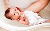 Trời lạnh không dám tắm cho con: Sai lầm tai hại rất nhiều bà mẹ Việt mắc phải qua lý giải của bác sỹ Trời lạnh không dám tắm cho con: Sai lầm tai hại rất nhiều bà mẹ Việt mắc phải qua lý giải của bác sỹ