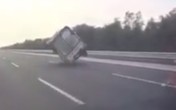Xe tải nổ lốp, 'đánh võng' rồi lật nghiêng trên cao tốc Xe tải nổ lốp, 'đánh võng' rồi lật nghiêng trên cao tốc
