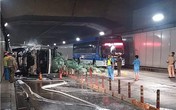 TP.HCM: Xe tải tông xe khách rồi lật ngang trong hầm Thủ Thiêm, hàng chục người hoảng loạn kêu cứu TP.HCM: Xe tải tông xe khách rồi lật ngang trong hầm Thủ Thiêm, hàng chục người hoảng loạn kêu cứu