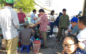 Hà Nội: Bất chấp nguy hiểm, người dân vẫn ngồi ăn uống tràn lan giữa đường ray tàu Hà Nội: Bất chấp nguy hiểm, người dân vẫn ngồi ăn uống tràn lan giữa đường ray tàu