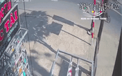 Kinh hoàng clip xe máy văng trên vỉa hè, đôi nam nữ trượt mạnh hàng chục mét khiến nhiều người sợ hãi Kinh hoàng clip xe máy văng trên vỉa hè, đôi nam nữ trượt mạnh hàng chục mét khiến nhiều người sợ hãi