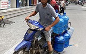 Khan hiếm, loạn giá nước đóng chai tại Hà Nội Khan hiếm, loạn giá nước đóng chai tại Hà Nội