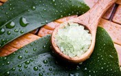 Cho muối vào dầu gội, bạn sẽ bất ngờ khi tóc ngày càng bóng mượt và giảm rụng Cho muối vào dầu gội, bạn sẽ bất ngờ khi tóc ngày càng bóng mượt và giảm rụng