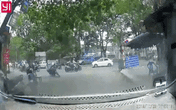 Nam sinh cua ẩu rồi ngã sõng soài trước đầu ô tô, gây bức xúc hơn còn là hành động sau đó Nam sinh cua ẩu rồi ngã sõng soài trước đầu ô tô, gây bức xúc hơn còn là hành động sau đó