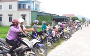 Đứng chờ đón con nhưng xếp hàng thẳng còn lùi vào vệ đường, phụ huynh Hà Tĩnh được hết lời ngợi ca Đứng chờ đón con nhưng xếp hàng thẳng còn lùi vào vệ đường, phụ huynh Hà Tĩnh được hết lời ngợi ca