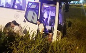 40 người thoát chết khi xe khách lao xuống ruộng 40 người thoát chết khi xe khách lao xuống ruộng