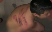 Nghi vấn bé trai bị mẹ ruột lột quần áo, đánh đập dã man, bắt quỳ gối giữa đường chửi bới Nghi vấn bé trai bị mẹ ruột lột quần áo, đánh đập dã man, bắt quỳ gối giữa đường chửi bới