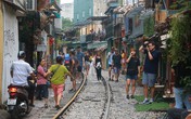 Du khách chật kín những quán cà phê đường tàu trước ngày bị 'xoá sổ' Du khách chật kín những quán cà phê đường tàu trước ngày bị 'xoá sổ'