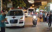 Hàng trăm người hiếu kì xem công an điều tra vụ thanh niên treo cổ chết trong phòng trọ Hàng trăm người hiếu kì xem công an điều tra vụ thanh niên treo cổ chết trong phòng trọ