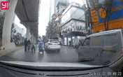 Cô gái đánh rơi tiền giữa đường mưa bị 2 tài xế xe ôm lao ra nhặt mất, khốn khổ xin lại vẫn không được trả Cô gái đánh rơi tiền giữa đường mưa bị 2 tài xế xe ôm lao ra nhặt mất, khốn khổ xin lại vẫn không được trả