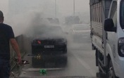 Mercedes bốc cháy trên đường vành đai 3, tài xế cuống cuồng bỏ chạy Mercedes bốc cháy trên đường vành đai 3, tài xế cuống cuồng bỏ chạy