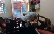 Nghi vấn cháu trai đánh đập, chửi bới cụ bà dã man mặc cho bà kêu cứu Nghi vấn cháu trai đánh đập, chửi bới cụ bà dã man mặc cho bà kêu cứu
