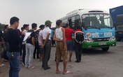 Tài xế xe khách gục trên ghế lái Tài xế xe khách gục trên ghế lái