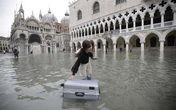 Dân Venice khóc ròng vì ngập lụt lịch sử, du khách vẫn mê mải selfie Dân Venice khóc ròng vì ngập lụt lịch sử, du khách vẫn mê mải selfie