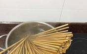 Hải Phòng: Học sinh cũ cùng mẹ vót đũa tặng cô giáo ngày 20/11 Hải Phòng: Học sinh cũ cùng mẹ vót đũa tặng cô giáo ngày 20/11