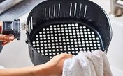 Nồi chiên không dầu giờ nhà nào cũng có 1 cái nhưng cách vệ sinh đúng cách loại nồi này thì không phải ai cũng biết Nồi chiên không dầu giờ nhà nào cũng có 1 cái nhưng cách vệ sinh đúng cách loại nồi này thì không phải ai cũng biết