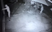 Cả gia đình may mắn thoát chết khi bị 2 kẻ trùm đầu phóng hỏa Cả gia đình may mắn thoát chết khi bị 2 kẻ trùm đầu phóng hỏa