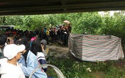 Hàng trăm người bật khóc bên thi thể nữ sinh lớp 11 để lại thư tuyệt mệnh rồi nhảy cầu tự tử Hàng trăm người bật khóc bên thi thể nữ sinh lớp 11 để lại thư tuyệt mệnh rồi nhảy cầu tự tử