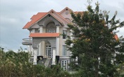 Cận cảnh căn biệt thự của đại gia Cà Mau bị trúng đạn Cận cảnh căn biệt thự của đại gia Cà Mau bị trúng đạn