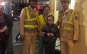 CSGT Hà Nội giúp đỡ cháu bé 7 tuổi bị lạc trong đêm Noel CSGT Hà Nội giúp đỡ cháu bé 7 tuổi bị lạc trong đêm Noel