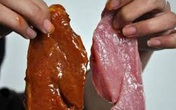 Quét dung dịch màu đỏ 'biến' thịt heo thành thịt bò Quét dung dịch màu đỏ 'biến' thịt heo thành thịt bò