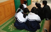 Học sinh trải chiếu trước cửa phòng học để hóng, tưởng gì hoá ra sự kiện mang tên: Họp phụ huynh Học sinh trải chiếu trước cửa phòng học để hóng, tưởng gì hoá ra sự kiện mang tên: Họp phụ huynh