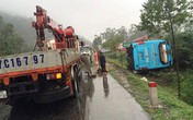 Xe khách lật phơi bụng, 20 hành khách may mắn thoát chết Xe khách lật phơi bụng, 20 hành khách may mắn thoát chết